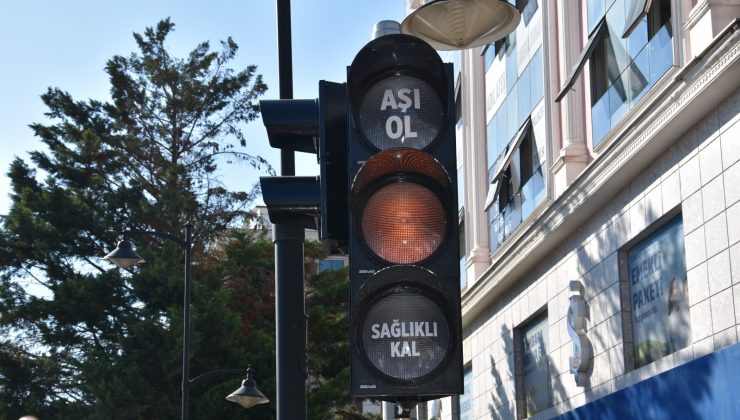 Trafik ışıklarına “Aşı Ol, Sağlıklı Kal” etiketleri yapıştırıldı