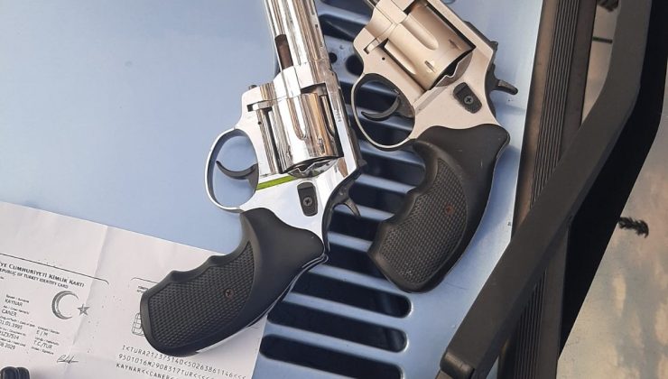 Trafik uygulamasında 2 silahla yakalandı