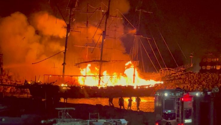 Tur tekneleri alev alev yandı