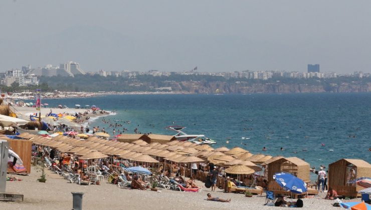 Turizm kenti Antalya’da sahiller tıklım tıklım doldu
