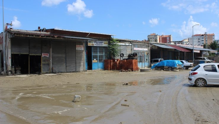 Türkeli’de selin izleri silinmeye çalışılıyor