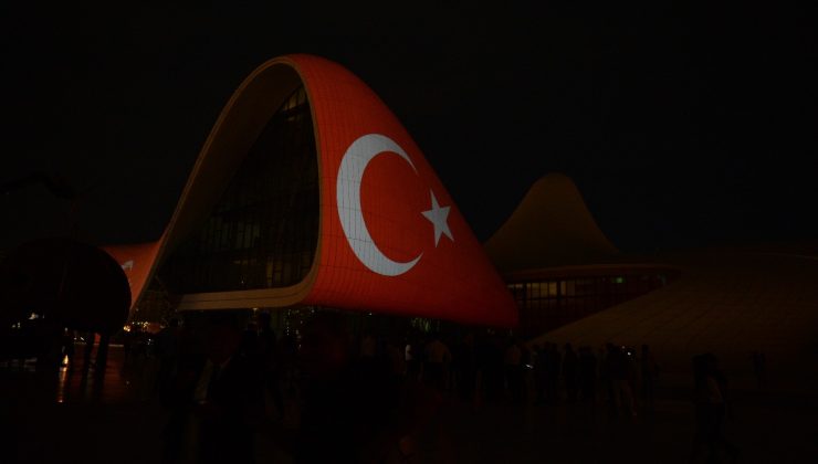Türkiye’ye destek amacıyla Haydar Aliyev Merkezi’ne Türk bayrağı silüeti yansıtıldı