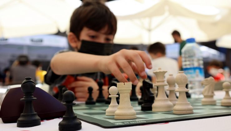 Turnuva başladı, satranç heyecanı sürüyor