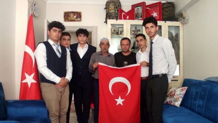 Ülkü Ocaklarından şehit ailelerine Türk bayrağı hediyesi