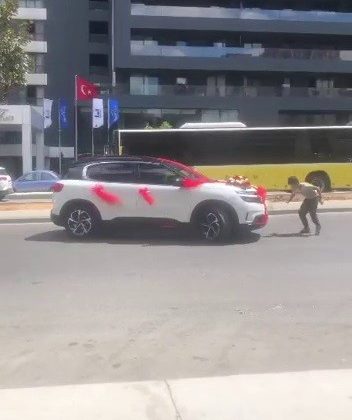 Ümraniye’de gelin arabasının önüne atlayan çocuklar trafiği birbirine kattı