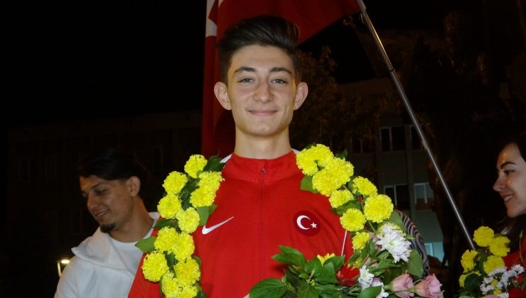 Uşaklı şampiyon memleketinde coşkuyla karşılandı