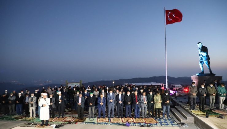 Uzun bir aradan sonra Kocatepe’de cemaatle sabah namazı kılındı