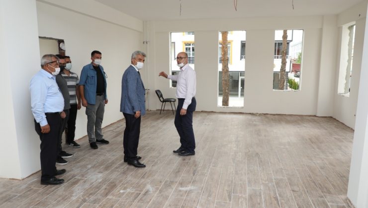 Vali Makas, Bebek ve Çocuk Kütüphanesi inşaatında incelemelerde bulundu