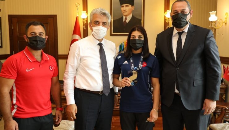 Vali Makas, dünya üçüncüsü olan güreşçiyi tebrik etti