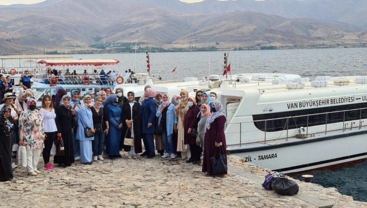 Van Büyükşehir Belediyesinin kadın kursiyerleri Akdamar Adasını gezdi