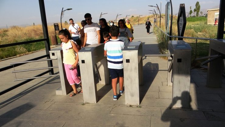 Van Kalesi önüne kurulan turnikeye tepki