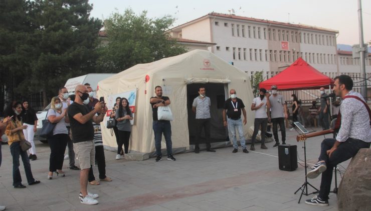 Vatandaşlara canlı müzik ile “aşı ol” çağrısı