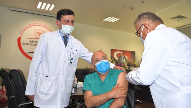 Vekilin aşısını doktor belediye başkanı yaptı