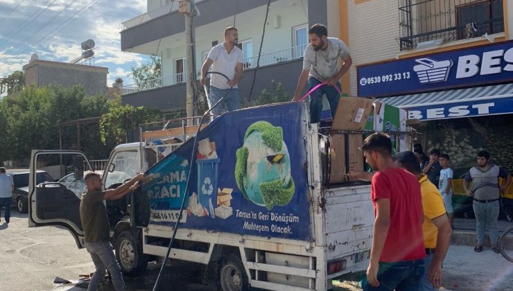 Yanan geri dönüşüm aracını vatandaşlar söndürdü