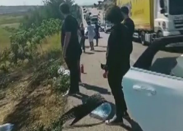 Yangını gören aracını durdurup müdahale etti