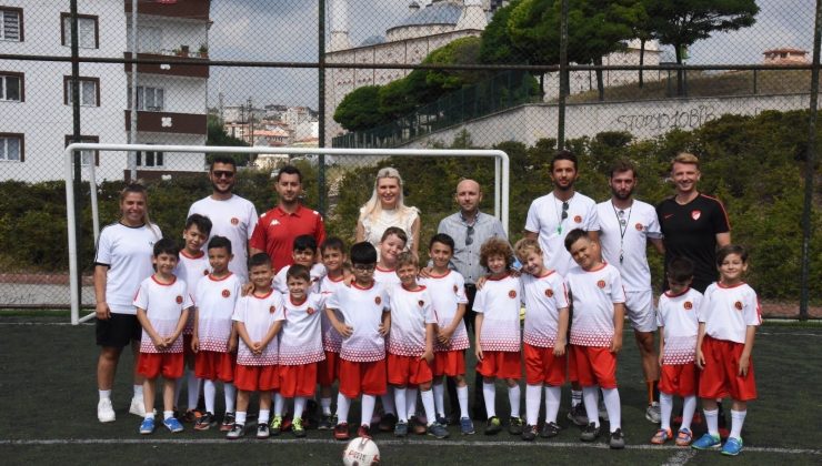 ’Yaz futbol okulu’ minik öğrencileri ile bir araya geldi