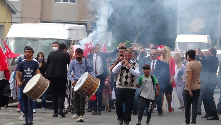 Yenilik Partisi Genel Başkanı Başkanı Yılmaz’a davul-zurna ve meşaleli karşılama