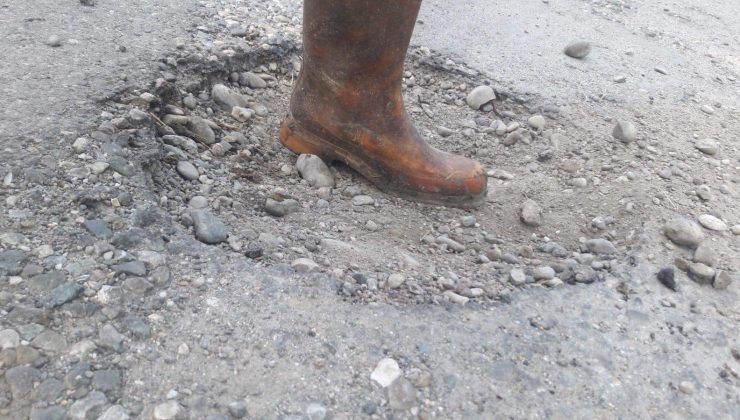 Yıllardır yolları yapılmayınca çukurlara taş döşediler