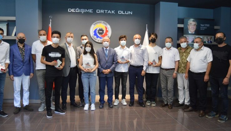 YKS’de ilk bine giren 6 öğrenci ödüllendirildi