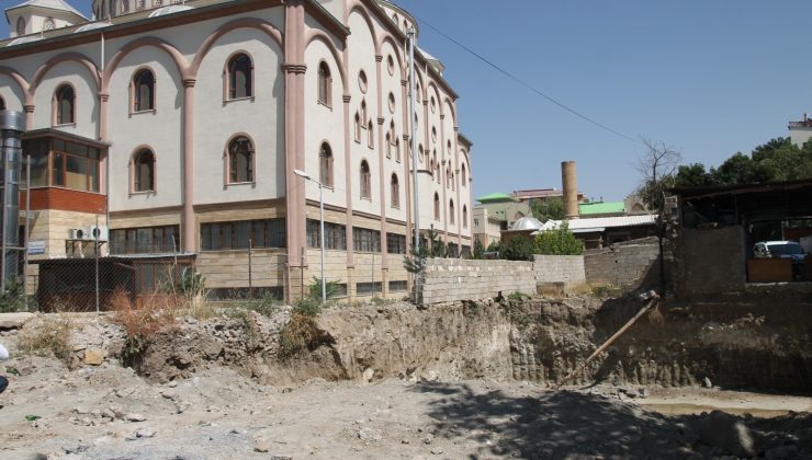 Yukarı Nurşin Camii önünde yapılan inşaata tepki