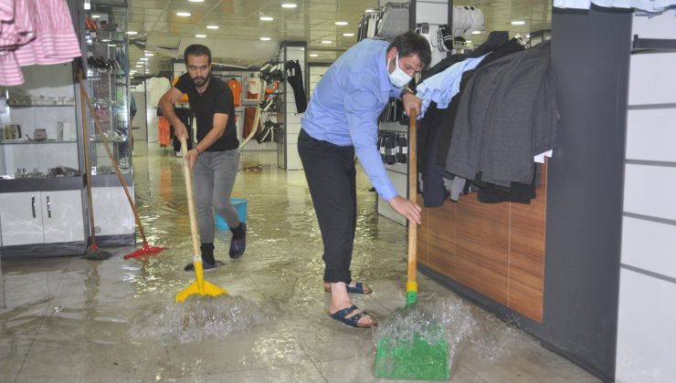 Yüksekova’da iş yerleri sular altında kaldı