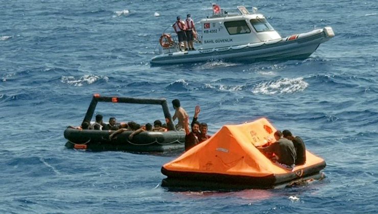 Yunanlıların Türk karasularına bıraktığı 32 göçmen kurtarıldı