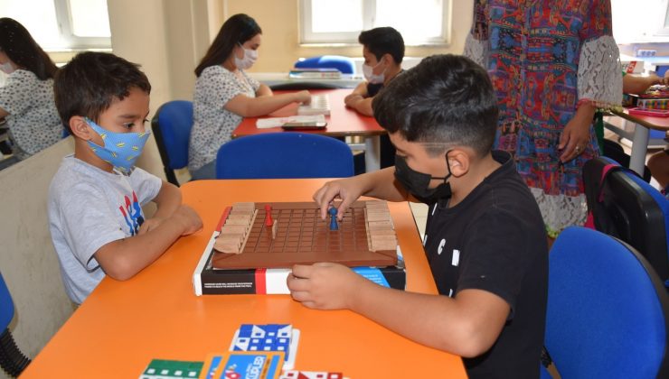 Yunusemre’de çocuklar ’akıl oyunları’ ile hem eğlenip hem öğreniyor