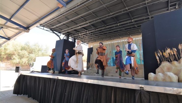 ‘Yunusla Yürürken’ isimli tiyatro oyunu Sandıklı’da sahnelendi