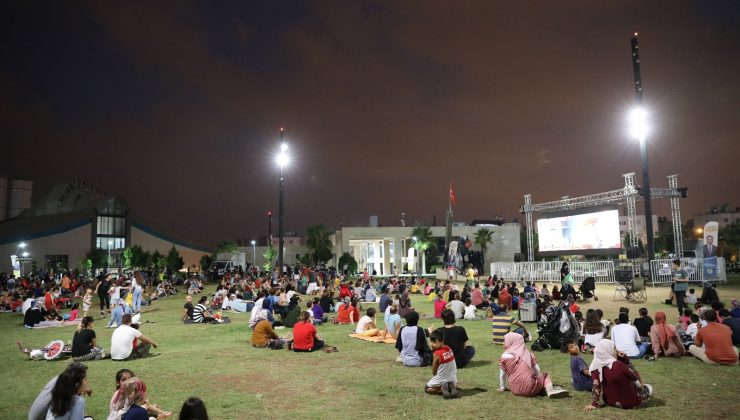 Yüreğirli çocuklar açık havada sinema keyfi yaşadı