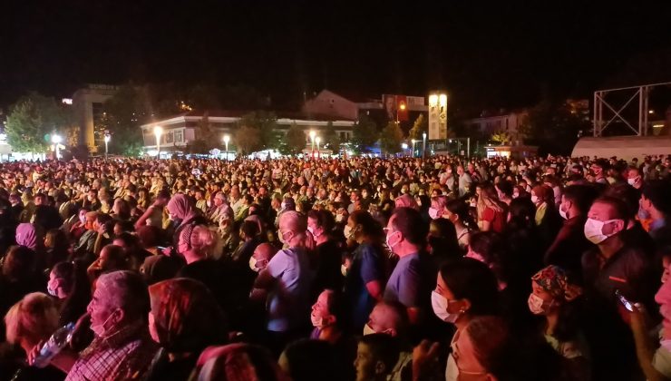 Zafer Bayramı’nda Musa Eroğlu konserinde meydan doldu taştı