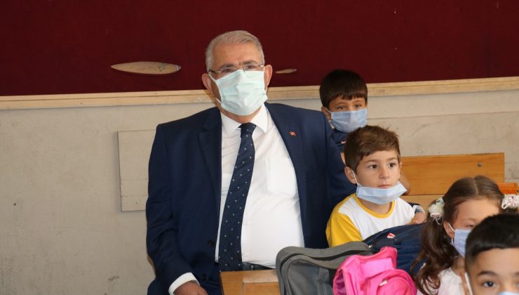 10 bin öğrenciye çanta ve kırtasiye