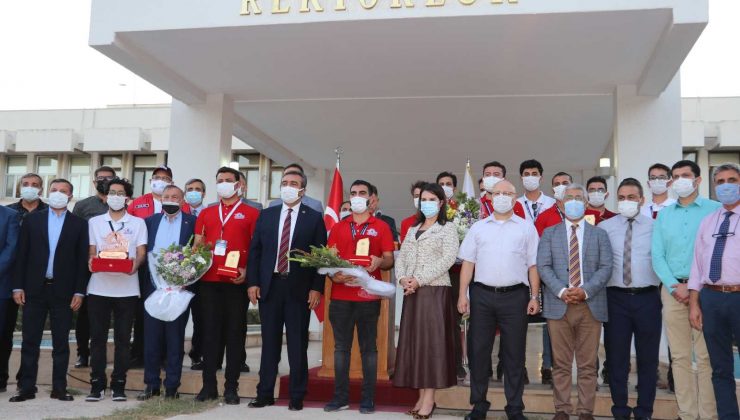 1.5 Adana Roket takımı davul zurnayla karşılandı