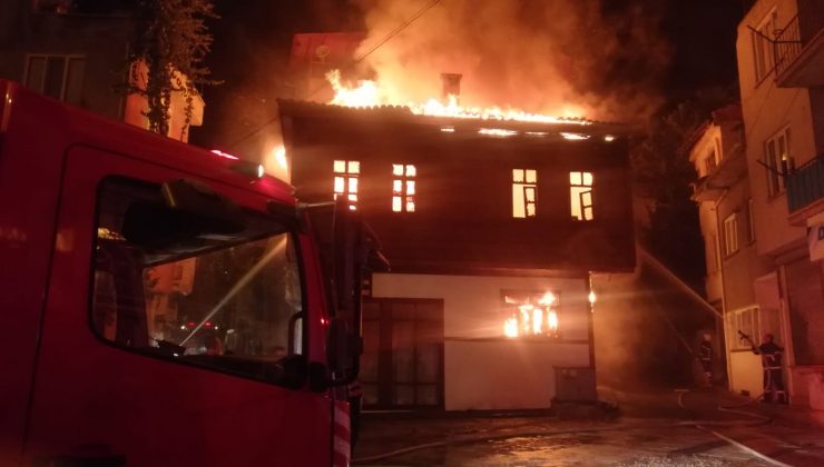 2 katlı tarihi ahşap konak alev alev yandı