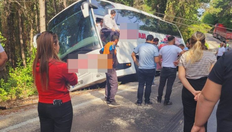 35 yolcusu bulunan otobüs, uçurumun kenarında asılı kaldı