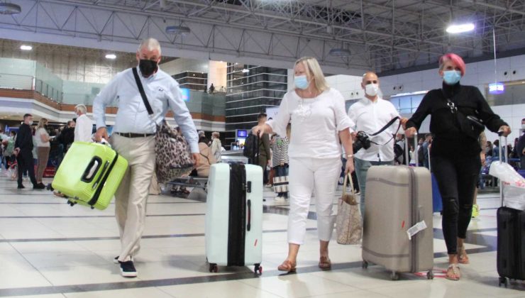 4 ay sonra Antalya’ya ilk İngiliz turist kafilesi geldi