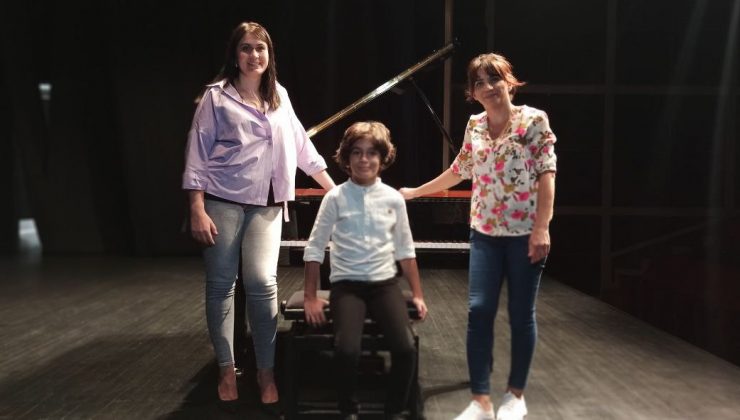 4 yaşında piyano çalmayı öğrenen 8 yaşındaki Ali ödüle doymuyor