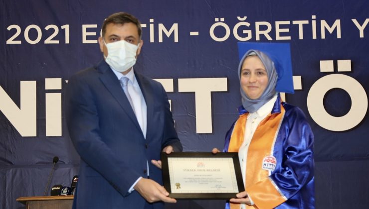 52 yaşındaki 3 çocuk annesi üniversiteyi birincilikle bitirdi