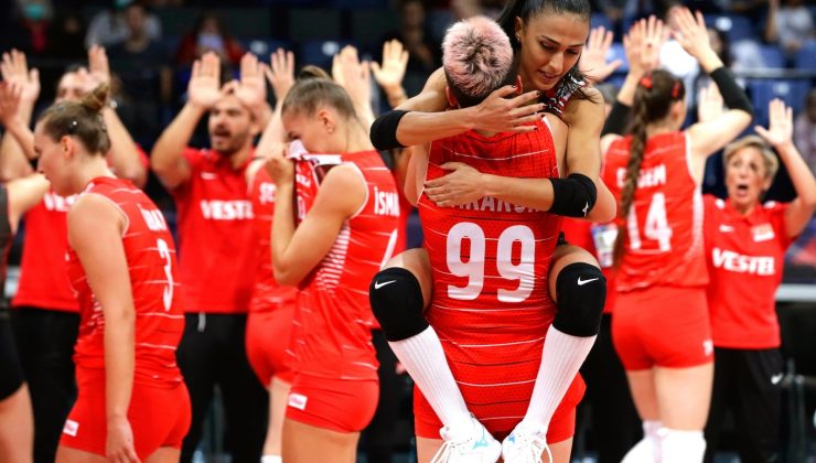 A Milli Kadın Voleybol Takımı, CEV Avrupa Voleybol Şampiyonası üçüncülük maçında karşılaştığı Hollanda’yı 3-0 mağlup etti ve Avrupa üçüncüsü oldu.