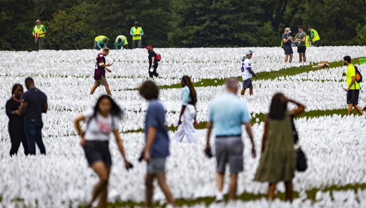 ABD’de Covid-19’dan ölenlerin anısına yaklaşık 640 bin beyaz bayrak