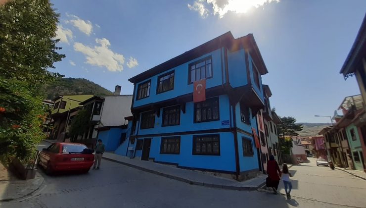 Afyonkarahisar’ın rengarenk tarihi konakları görenleri kendine hayran bırakıyor