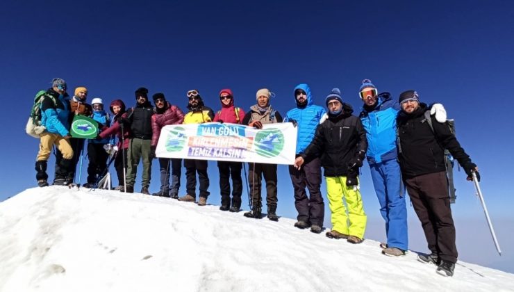 Ağrı Dağı’na tırmanıp, Van Gölü ve küresel ısınmaya dikkat çektiler