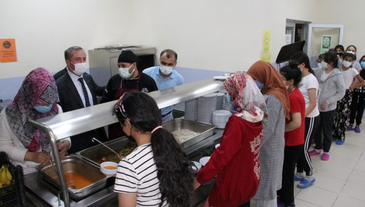 Ağrı Milli Eğitim Müdürü Kökrek, öğrencilerle akşam yemeğinde bir araya geldi