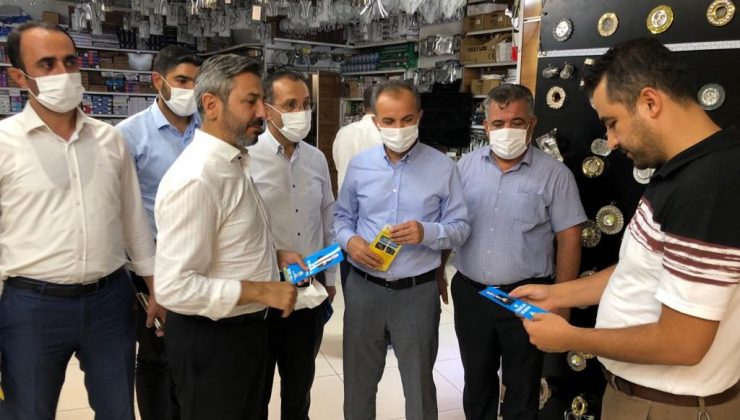 AK Parti yönetimi kent merkezinde yapılan hizmetleri anlatan broşür dağıttı