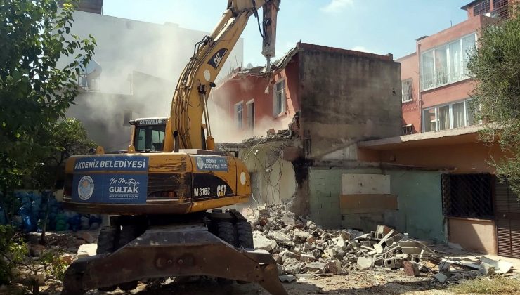 Akdeniz’de metruk binaların yıkımı devam ediyor