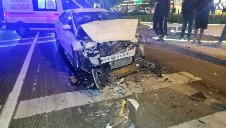 Alkollü sürücü kırmızı ışıkta bekleyen tıra çarptı:  1 yaralı