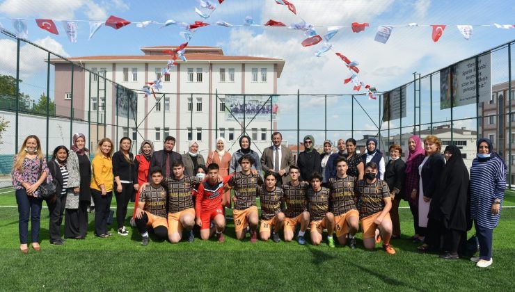 Anadolu İmam Hatip Lisesi’nde halı saha tesisleri törenle açıldı