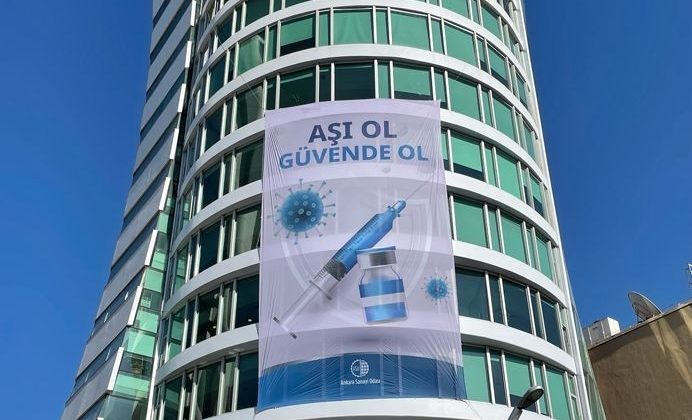 Ankara Sanayi Odasından 135 metrekarelik pankart ile aşı ol çağrısı