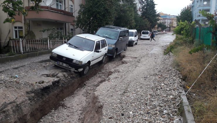 Ankara’da tır demir bariyerlere çarptı: 1 yaralı