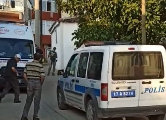 Annesinin başına keserle vurarak öldürdü