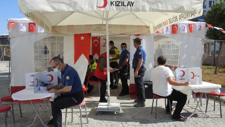 Anonsu duyan polisler kan bağışı için çadıra koştu